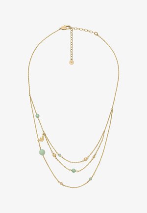 Collier en chaîne dorée à trois couches avec des perles vertes et crème, présentant un charme décoratif. La chaîne a une texture fine et un fermoir ajustable.
