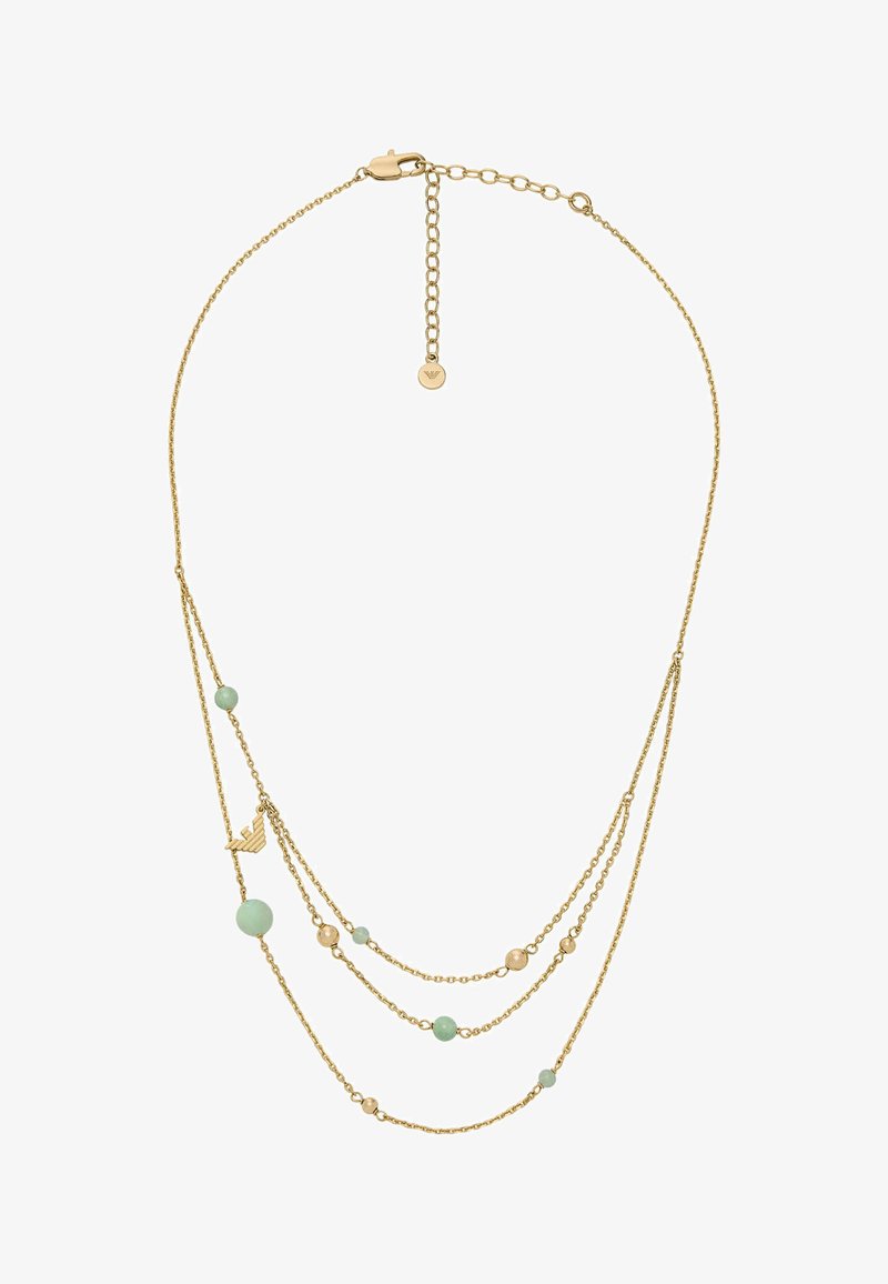 Colier din lanț cu trei straturi, aurit, cu mărgele verzi și crem, având un charm decorativ. Lanțul are o textură fină și un închizător ajustabil.