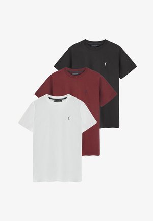 Trois t-shirts à col rond en blanc, bordeaux et noir ; fabriqués en coton, avec un petit logo sur la poitrine gauche de chaque shirt.