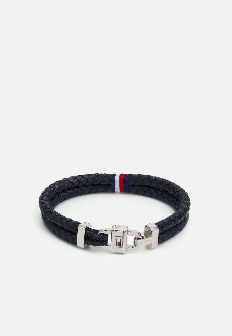Schwarzes, geflochtenes Lederarmband mit einem silbernen Verschluss und einem roten, weißen und blauen Akzent sowie einem Logodetail.