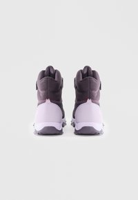 Las botas de exterior moradas cuentan con un diseño de tobillo alto, material de malla y sintético, y una suela de goma con tacos distintivos. Incluye una correa ajustable.