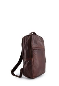Brun læderrygsæk med glat tekstur, rektangulær form, frontlomme med lynlås og justerbare stropper i stof.