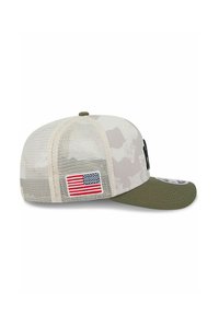 Baseballkappe mit Camouflage-Muster, grünem Schirm und Netzrücken. Mit gesticktem Logo und angenähtem amerikanischen Flaggen-Patch.