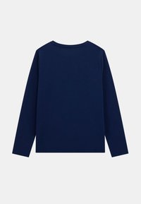 T-shirt a maniche lunghe blu navy con collo a giro. La parte posteriore presenta un design semplice, privo di ulteriori motivi o dettagli.