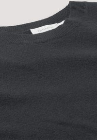 Schwarzer Wollpullover mit Rundhalsausschnitt, glatter Textur und einem Etikett mit der Aufschrift "hessnatur" am Kragen.