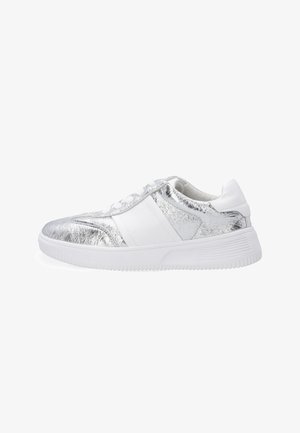 Witte sneaker met metallic zilveren panelen, vetersluiting en dikke witte zool.