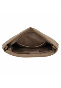 Clutch in pelle marrone con finitura testurizzata, apertura con zip e interno liscio. Include una piccola tasca interna per l'organizzazione.