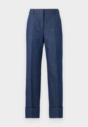 Denim hlače u tamnoplavoj boji, s ravnim krojem, s prešanim naborima i podvrnutim manžetama. Materijal ima glatku teksturu.