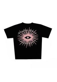 Must lühikeste varrukatega T-särk, millel on seljal suur roosa päikesekiire ja silma graafika, tekst "Roots from Mykorob" ja "darker part of tomorrow".