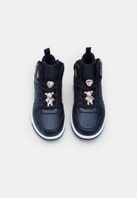 Schwarze High-Top-Sneaker mit glattem Lederfinish, verziert mit funkelnden Herz- und Bärenakzenten an den Schnürsenkeln und einer weißen Gummisohle.