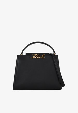 Juoda struktūrizuota rankinė su viršutine rankena, nuimamu peties diržu ir auksiniu "Karl" logotipu priekinėje uždangoje.