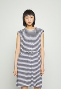 Vestido listrado em cinza e branco com decote redondo e mangas curtas, apresentando uma cintura com cordão e uma silhueta solta em A.