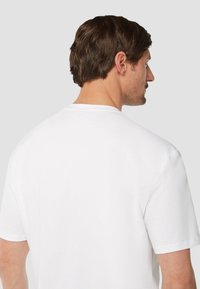 Witte katoenen t-shirt met korte mouwen, relaxte pasvorm en ronde halslijn, met een soepele textuur en een minimalistisch ontwerp.