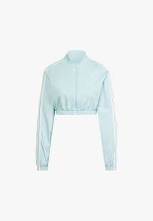 Jasnoniebieska krótka kurtka z zamkiem z przodu, elastycznym pasem, długimi rękawami i białymi paskami po bokach; ma małe logo na klatce piersiowej.