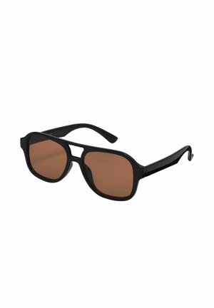 Lunettes de soleil rectangulaires noires avec des verres teintés marron et une petite découpe en forme de pont entre les verres sur un fond blanc.