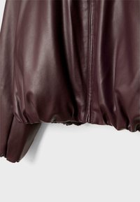 Bourgognefarvet læderjakke med elastisk kant og manchetter, glat tekstur og lynlåslukning langs den forreste søm.