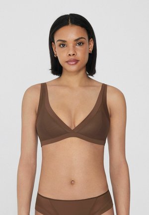 Soutien-gorge sans fil marron avec un design en V, fabriqué à partir d'un tissu lisse. Dispose de larges bretelles et d'un devant croisé pour le confort et le soutien.