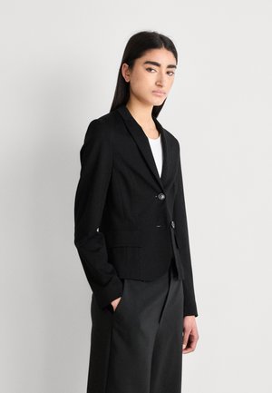 Černý přizpůsobený blazer s úzkým střihem, zapínáním na jeden knoflík, šikmými klopami a bočními kapsami. Hladká tkanina se strukturovaným tvarem.