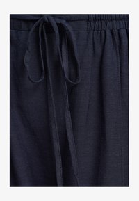 Neizbrano, navy blue