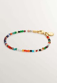 Pulsera multicolor de cuentas con cuentas de vidrio facetadas en varios colores, con un cierre de langosta en tono dorado y una etiqueta grabada.