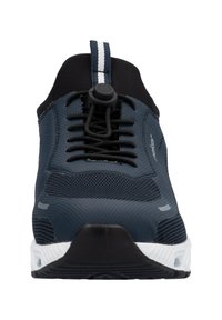 Blå mesh sportskor med runt tå, en svart strumpliknande krage och ett dragkordssystem. Vit gummisula med svarta detaljer.