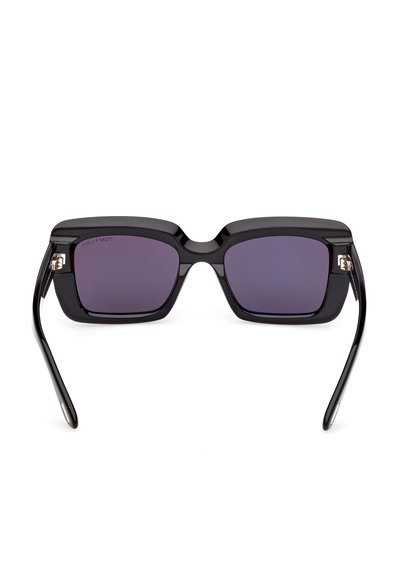 Svarta rektangulära solglasögon med tonade lila linser, tjocka bågar och silverdetaljer på gångjärnen. Blank yta med en slät textur.