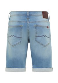 Jasnoniebieskie szorty denimowe o wyblakłym wykończeniu, z podwiniętymi mankietami i dwiema tylnymi kieszeniami z kontrastowym przeszyciem oraz skórzaną naszywką.