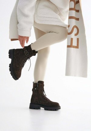 Enkellaarsjes met plateauzool - dark brown