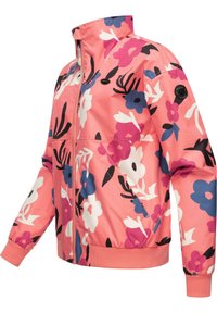 Jachetă bomber florală din material roz, decorată cu flori negre, albastre și albe. Dispune de închidere cu fermoar și manșete și tiv elastic.