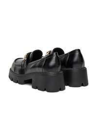 Černé kožené platformové boty s robustní podrážkou, zlatými detaily a hladkým povrchem. Disponují designem na sklouznutí a mírně zaoblenou špičkou.