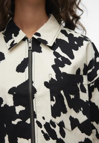 SOMETHINGNEW COW PRINT CORT CROPPED - Let jakke / Sommerjakker - macadamia