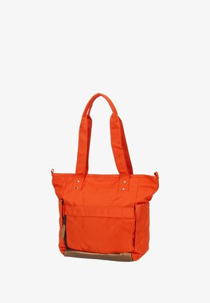 Orangefarbene Tragetasche mit langen Griffen, vorderer Reißverschlusstasche, Seitentaschen und braunem Bodenpaneel, auf weißem Hintergrund dargestellt.