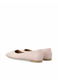Rosa flache Schuhe mit glatter, matter Oberfläche, spitzer Zehenform und niedrigem Absatz; verfügen über abgerundete Aussparungen an den Seiten und eine braune Gummisohle.