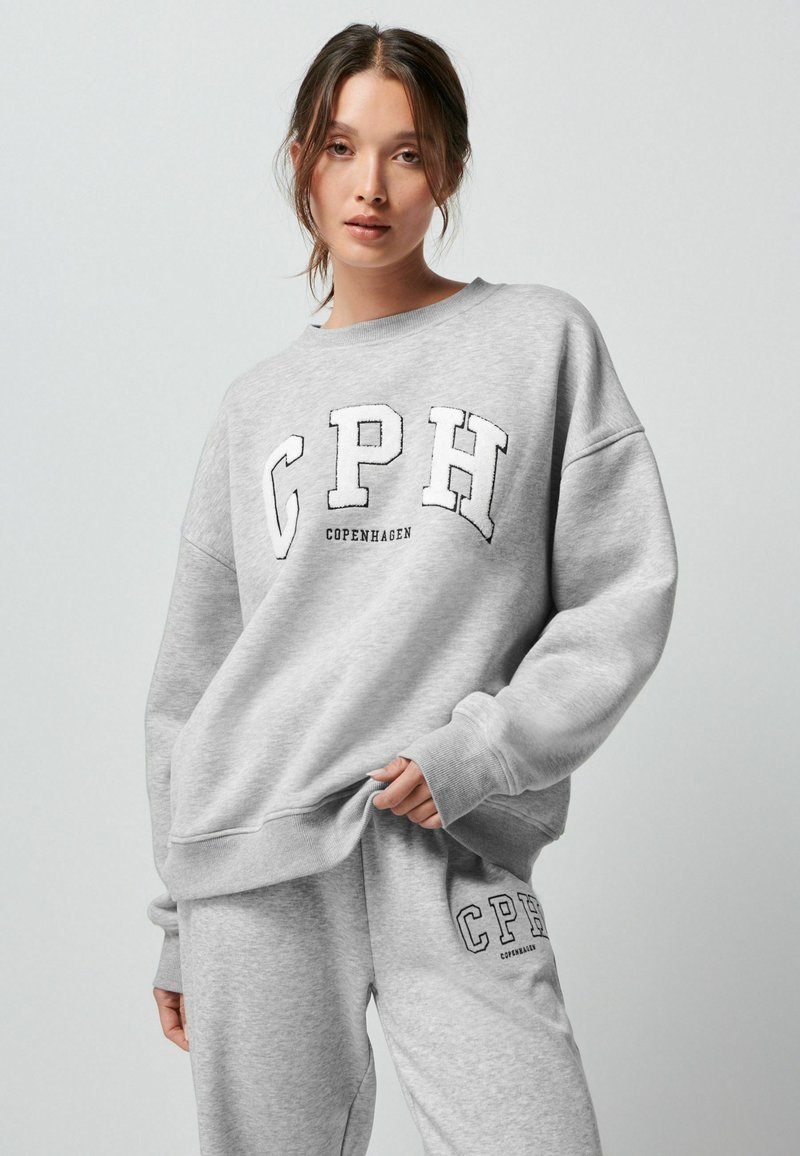 Next - BOUCLE DETAIL LONG SLEEVE COPENHAGEN CITY GRAPHIC - Sportinis megztinis - grey, Padidinti