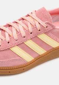 adidas Originals HANDBALL SPEZIAL UNISEX - Sneakers - semi pink spark/almost yellow