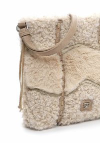 Borsa beige realizzata in materiale di pelliccia texturizzata e riccia, con dettagli in pelle liscia. Forma distintiva con dettaglio intrecciato e hardware in argento.