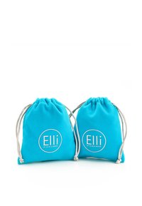 Sæt af to turkise stoftrækposer med sølvdetaljer, der har det trykte logo "Elli by Julie & Grace" i hvid.