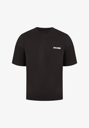 Camiseta de manga corta negra hecha de algodón con cuello redondo, que presenta el texto blanco "SMILODOX" en el lado izquierdo del pecho. Textura suave.