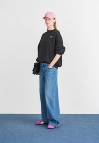 Puma OVERSIZED CREW - Mikina - black