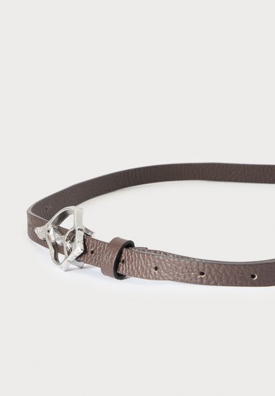 Ceinture en cuir marron texturé avec une boucle métallique argentée de forme abstraite sur fond blanc.