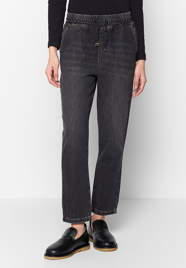 Pantaloni jogger in denim nero con vita elasticizzata e cordoncino, dotati di tasche laterali e design a gamba tapered.