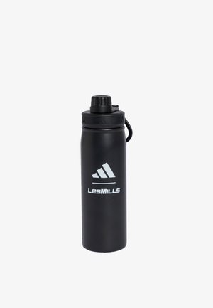 Czarna sportowa butelka na wodę z zakrętką i białym logo Adidas Les Mills z przodu.