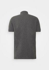 Polo gris foncé en coton doux, avec manches courtes, col ouvert et design uni sans logos ni motifs visibles.
