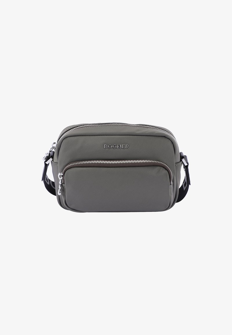 Šedá nylonová crossbody taška s dvojitými zipovými přihrádkami, nastavitelným popruhem a stříbrným kováním. Na přední straně se nachází embosované logo.