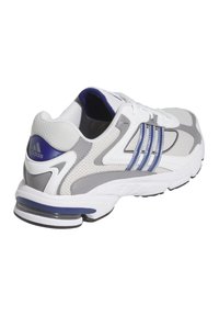 Chaussure de sport blanche avec tige en mesh, accents gris et rayures bleues. Caractéristiques : semelle rembourrée, talon arrondi et système de laçage.