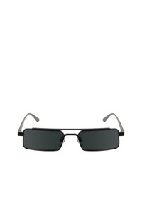 Sunglasses med en smal rektangulär båge, svart front, grå metallarmar och mörka linser. Minimalistisk design med subtila accenter.