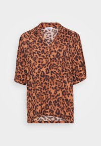 Leopardmønster skjorte i oransje og svart. Korte ermer, V-hals og enkel brystlomme. Mykt stoff med en glatt tekstur.