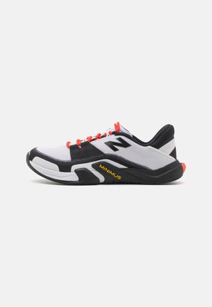 Chaussure de sport blanche et noire avec lacets rouges, tige en mesh, logo "N" noir et "MINIMUS" en jaune sur le côté de la semelle.
