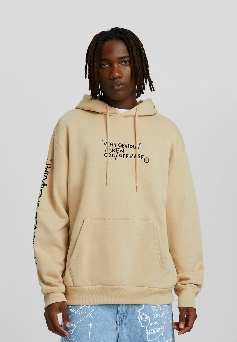 Bershka JEAN MICHEL BASQUIAT - Hoodie - camel - Zalando.de