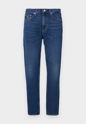 Jeans de ganga azul escuro com um corte reto, cinco bolsos e fecho de botão. Apresenta um desbotamento subtil e um rótulo de logotipo no bolso da frente.
